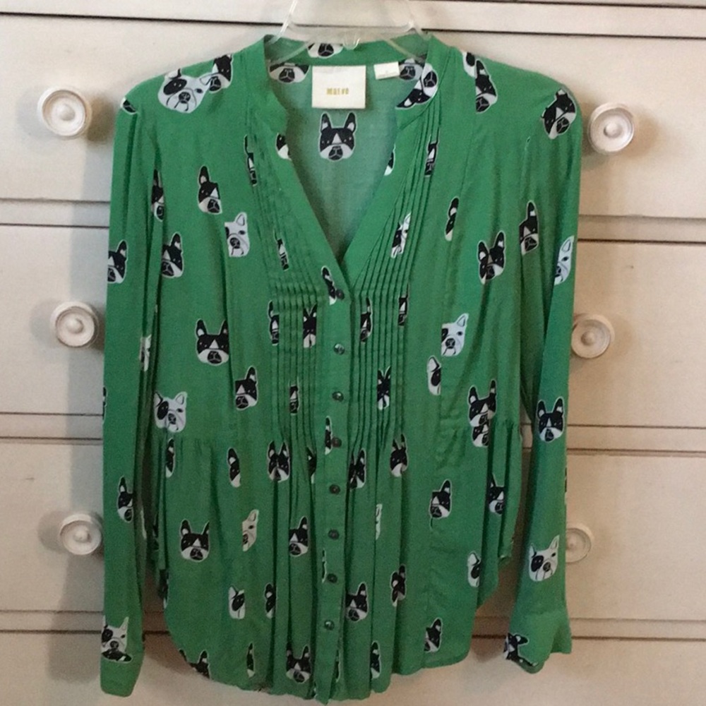 Super cute green dog shirt
